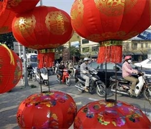 Nền kinh tế Việt Nam đang ở trong giai đoạn chịu nhiều thử thách - Ảnh: AP.