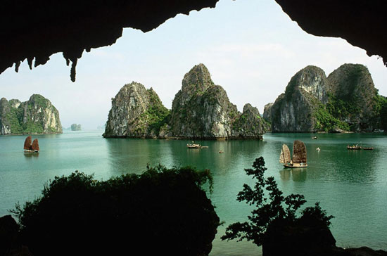 Vịnh Hạ Long, một trong những điểm du lịch nổi tiếng của Việt Nam.