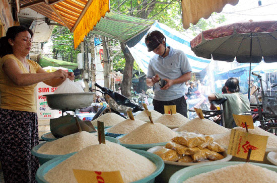 Chỉ số giá tiêu dùng những tháng đầu năm tăng cao đặt ra những thách thức rất lớn cho việc thực hiện mục tiêu CPI tăng không quá 7% trong năm 2010 - Ảnh:Việt Tuấn.