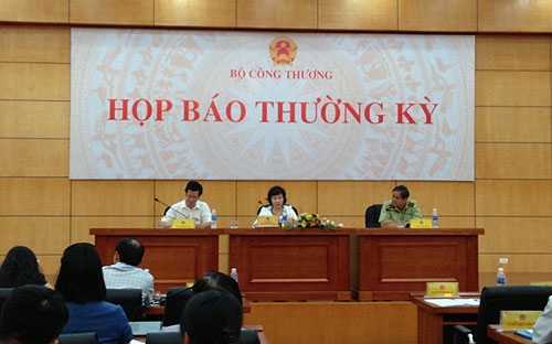 Thứ trưởng Hồ Thị Kim Thoa chủ trì buổi họp báo chiều 5/8, nhưng mọi câu hỏi về điện đều bị khước từ.<br>