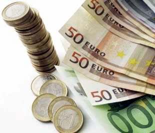 Chủ tịch ECB, ông Jean-Claude Trichet, tuyên bố không loại trừ khả năng ECB có thể sẽ giảm thêm lãi suất đồng Euro.