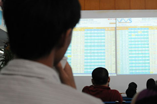 Những diễn biến trên thị trường thế giới sẽ ảnh hưởng mạnh đến xu hướng thị trường trong tháng 6, nhà đầu tư cần theo dõi chặt chẽ tình hình thế giới để có hành động thích hợp - Ảnh: Quang Liên.