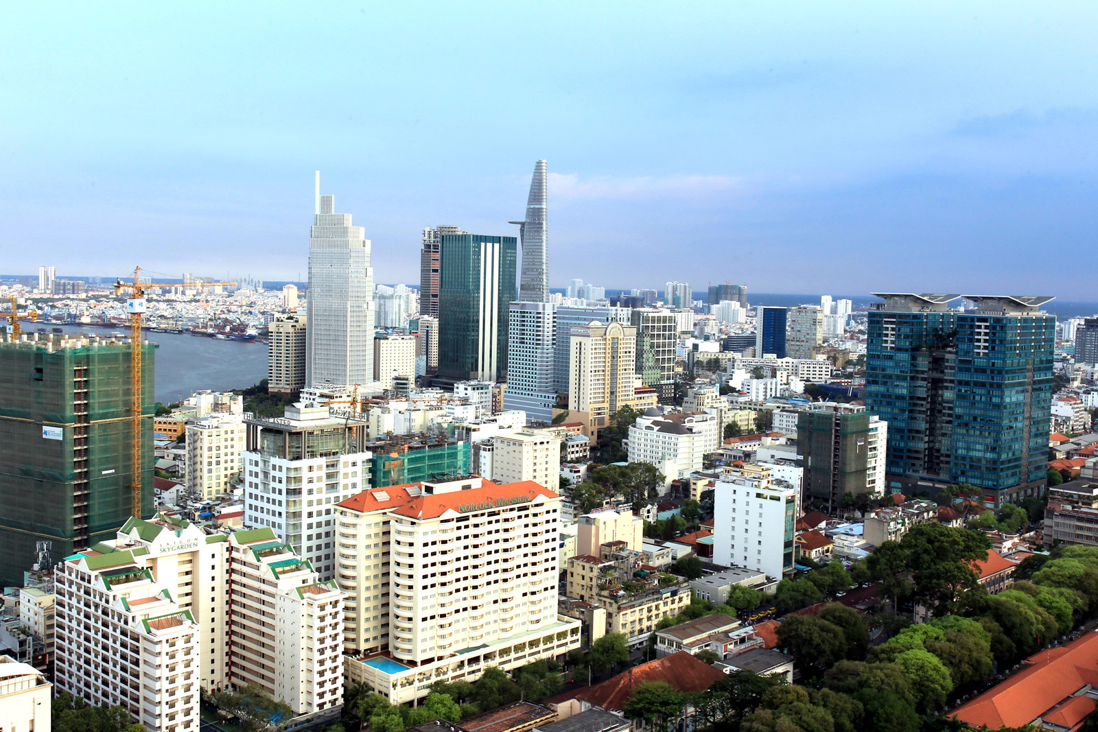 Đối với căn hộ chung cư trung và cao cấp có vị trí thuận lợi, tiến độ 
triển khai tốt, chủ đầu tư uy tín, giá bán vẫn được duy trì tương đối ổn
 định, có một số khu vực tăng giá nhẹ.