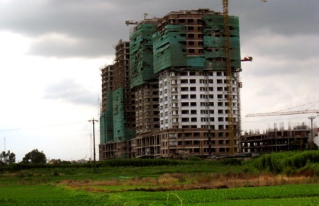 Đầu ra khó khăn đã khiến các doanh nghiệp bất động sản lâm cảnh nợ nần.