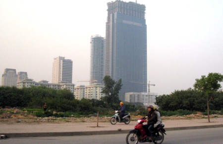 Theo quy định của thành phố Hà Nội, bên cạnh các tòa nhà thương mại, các chủ đầu tư phải dành ra 20% diện tích đất để xây nhà ở xã hội