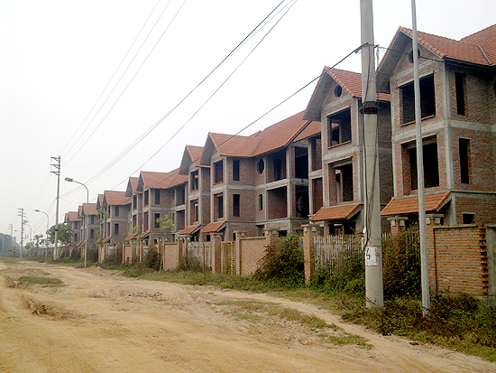 Không ít dự án bất động sản bị đình trệ, chậm tiến độ vì chủ đầu tư "đói vốn".