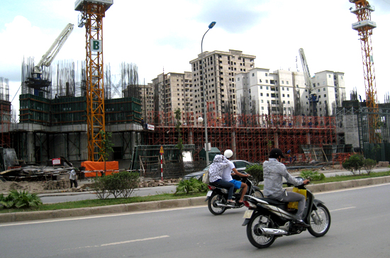 Không ít ý kiến cho rằng, bất động sản lâm vào khó khăn như hiện nay có nguyên nhân từ siết tín dụng - Ảnh: Từ Nguyên.