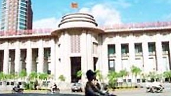 Xếp hàng chờ xin lập ngân hàng mới