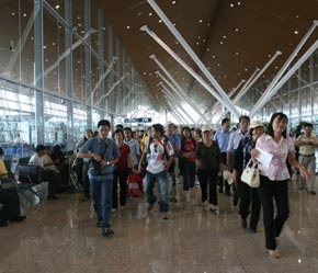 Số lượng khách Việt Nam đi du lịch nước ngoài ngày càng tăng.