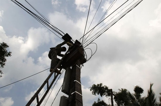 Một trong những nguyên nhân khiến các dự án điện chậm tiến độ là do năng lực nhà thầu - Ảnh: Reuters.