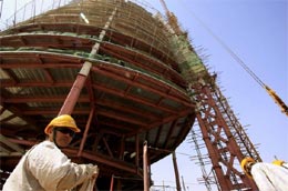 Một kỹ sư Trung Quốc phía trước một công trình xây dựng tại Khartoum, thủ đô Sudan - Ảnh: Reuters.