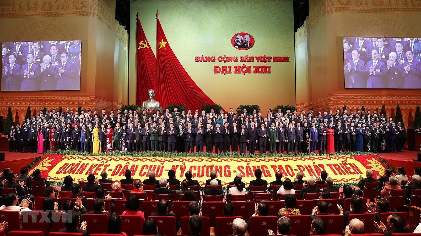 Ban Chấp hành Trung ương Đảng khóa XIII đã ra mắt Đại hội.