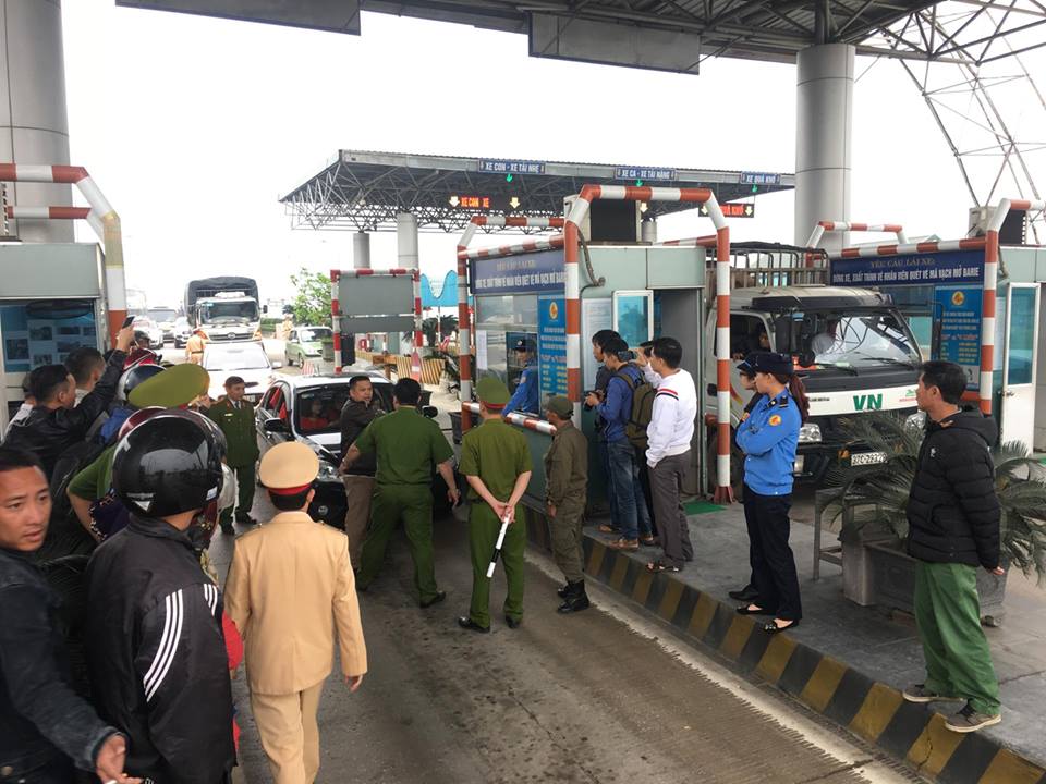 Nhiều người dân diễu hành phản đối trạm thu phí qua cầu Bến Thuỷ 2.&nbsp;