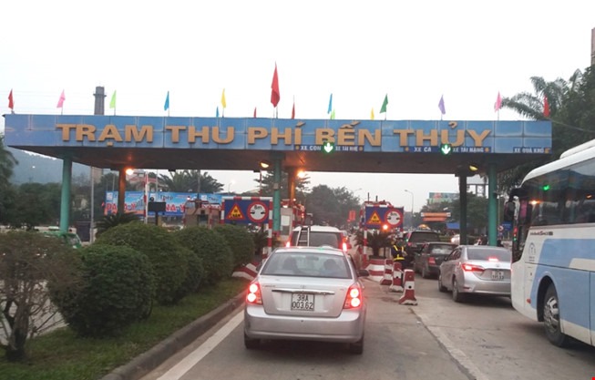 Nhiều người dân phản đối thu phí tại BOT Bến Thuỷ.