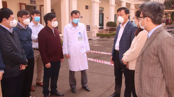 Đoàn chuyên gia Bộ Y tế khảo sát nâng công suất Bệnh viện Dã chiến số 1 Hải Dương. Ảnh - Huy Hoàng. 