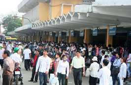 Ước tính vào các ngày cao điểm lượng khách sẽ tăng thêm từ 100 - 130% tại bến xe Mỹ Đình và tăng thêm 80 - 90% tại bến xe Giáp Bát.