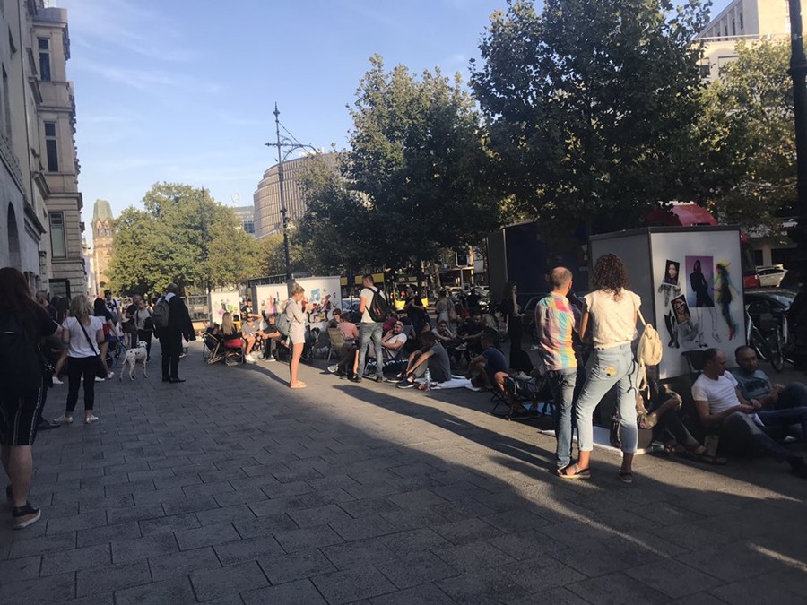 Chùm ảnh xếp hàng mua iPhone mới ra mắt trên thế giới - Ảnh 16.