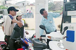 Bộ Tài chính yêu cầu doanh nghiệp cần điều chỉnh giảm giá bán kịp thời khi giá xăng, dầu trên thị trường thế giới giảm.