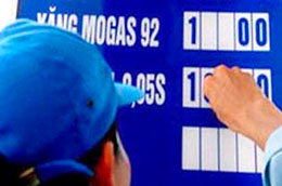 Bộ Công Thương cũng đề nghị các doanh nghiệp kinh doanh xăng dầu công bố cách tính giá xăng và các sản phẩm dầu trên các phương tiện thông tin đại chúng.