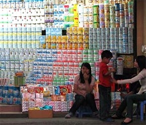 Sữa là một trong những mặt hàng có tốc độ tăng giá nhanh chóng trong thời gian qua - Ảnh: VNN.