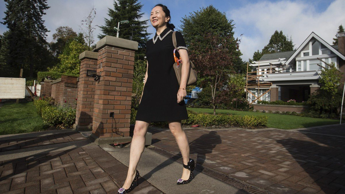 Bà Mạnh Vãn Chu, hiện được tại ngoại và bị quản thúc một phần tại tư gia, rời căn nhà tại Vancouver của mình để tham dự một phiên tòa vào ngày 24/9/2019 - Ảnh: AP.