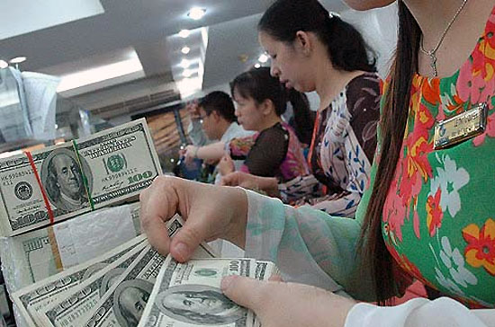 Trong quá khứ, tại những thời điểm căng thẳng tỷ giá, thị trường nhiều lần chứng kiến các ngân hàng nâng giá USD mua vào san bằng giá bán ra.