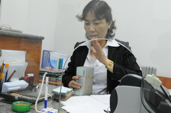 Hiện phần lớn các ngân hàng đều đồng loạt áp lãi suất huy động ở mức 10,49%/năm, không phân biệt kỳ hạn - Ảnh: Quang Liên.