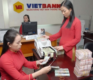 Tại VietBank, khách hàng gửi tiền trên 1 tỷ đồng sẽ được cộng thưởng lãi suất lên tới 0,25%.