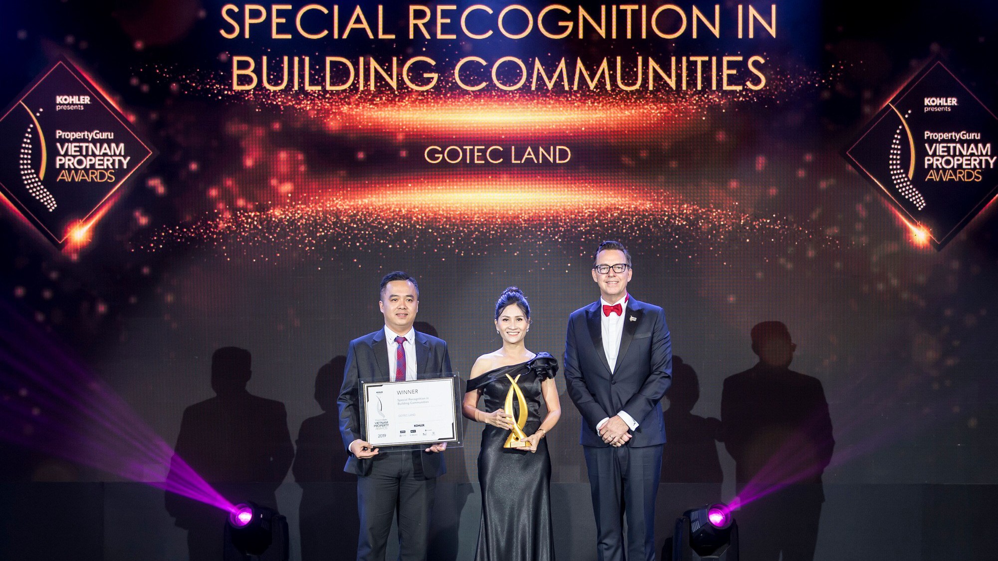 Đại diện Gotec Land nhận giải Special Recognition in CSR - Chứng nhận đặc biệt về Trách nhiệm xã hội doanh nghiệp.