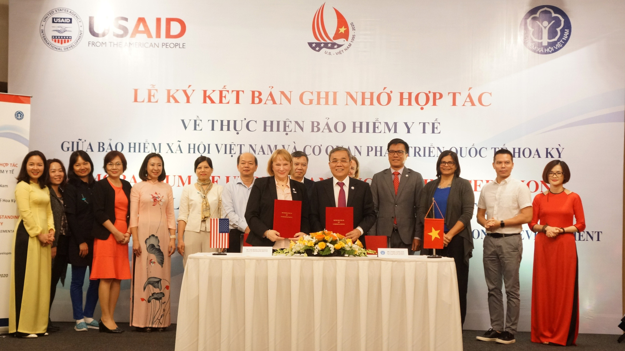 Trong 5 năm vừa qua, USAID đã phối hợp chặt chẽ với các cơ quan chính phủ Việt nam trong đó có Bảo hiểm Xã hội Việt Nam để tăng độ bao phủ của bảo hiểm y tế cho dịch vụ điều trị HIV và cung cấp thuốc kháng vi-rút (ARV). 