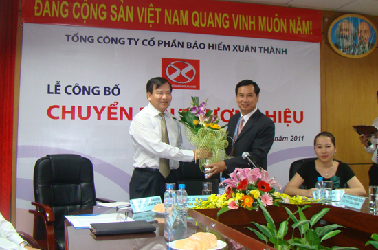 Lãnh đạo Cục Quản lý và Giám sát bảo hiểm chúc mừng lãnh đạo Bảo hiểm Xuân Thành tại lễ công bố chuyển đổi thương hiệu.