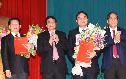 Ông Nguyễn Đắc Vinh (thứ hai bên phải sang) nhận quyết định của Bộ Chính trị điều động giữ chức Bí thư Tỉnh uỷ Nghệ An.<br>