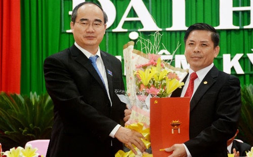 Ông Nguyễn Văn Thể (bên phải), Thứ trưởng Bộ Giao thông Vận tải, nhận quyết định của Bộ Chính trị về việc điều động giữ chức Bí thư Tỉnh ủy Sóc Trăng.<br>