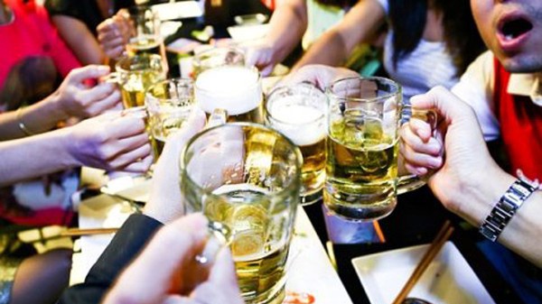 Giới chuyên gia cho rằng đề xuất bán bia theo giờ của Bộ Y tế không khả thi và dễ gây hiệu ứng phụ.