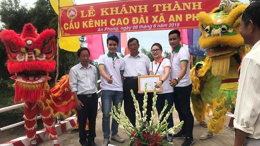 Cây cầu giúp giải quyết được việc lưu thông qua lại sông mỗi ngày của bà con sinh sống hai bên bờ sông.