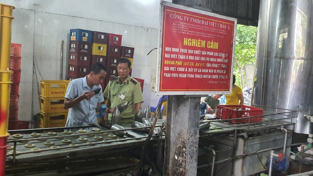 Công ty Đại Việt Châu Á đã có hành vi thu gom vỏ bom bia, keg bia của thương nhân khác rồi tiến hành tẩy xoá. Ảnh: Ban Chỉ đạo 389
