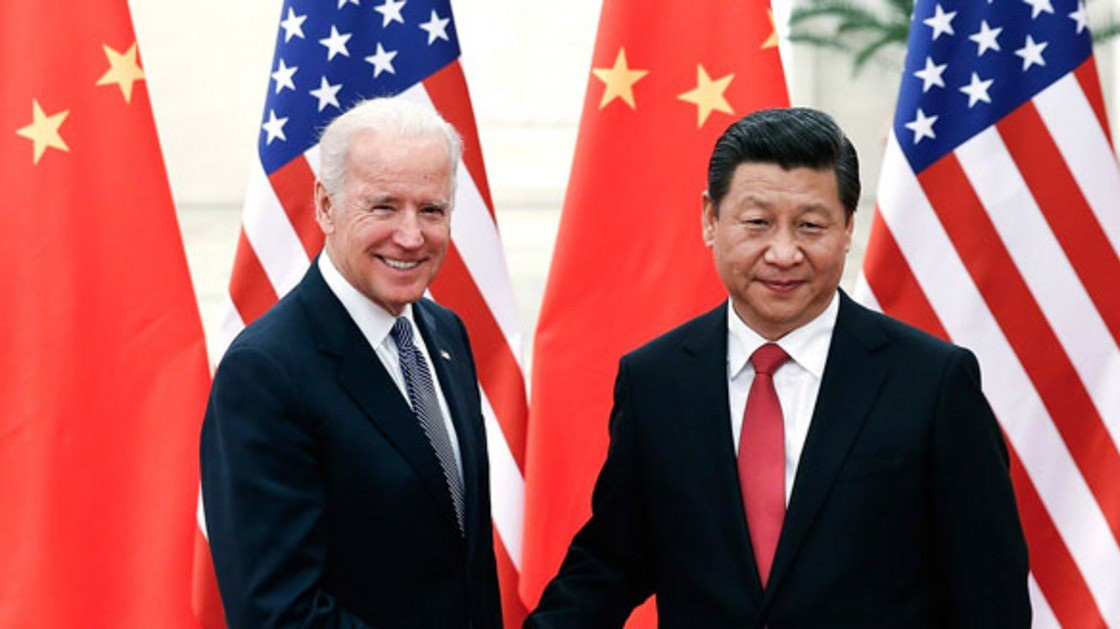 Ông Joe Biden dưới cương vị phó tổng thống Mỹ trong một cuộc gặp với Chủ tịch Trung Quốc Tập Cận Bình vào năm 2015 - Ảnh: AP. 