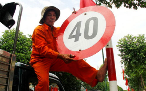 Người đứng đầu ngành giao thông đã thể hiện sự quyết tâm khắc phục những bất hợp lý trong biển báo.