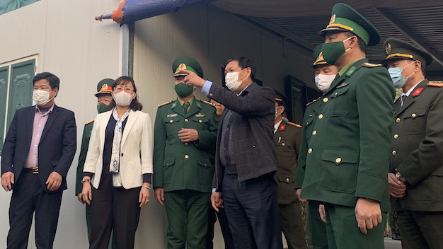 Đoàn công tác Ban Chỉ đạo quốc gia phòng chống dịch Covid-19 kiểm tra công tác cách ly nhập cảnh trái phép tại đường mòn, lối mở tại chốt kiểm soát biên phòng Namo xã Bản Phiệt, Bảo Thắng, Lào Cai hôm 14/1. Ảnh - Bộ Y tế. 