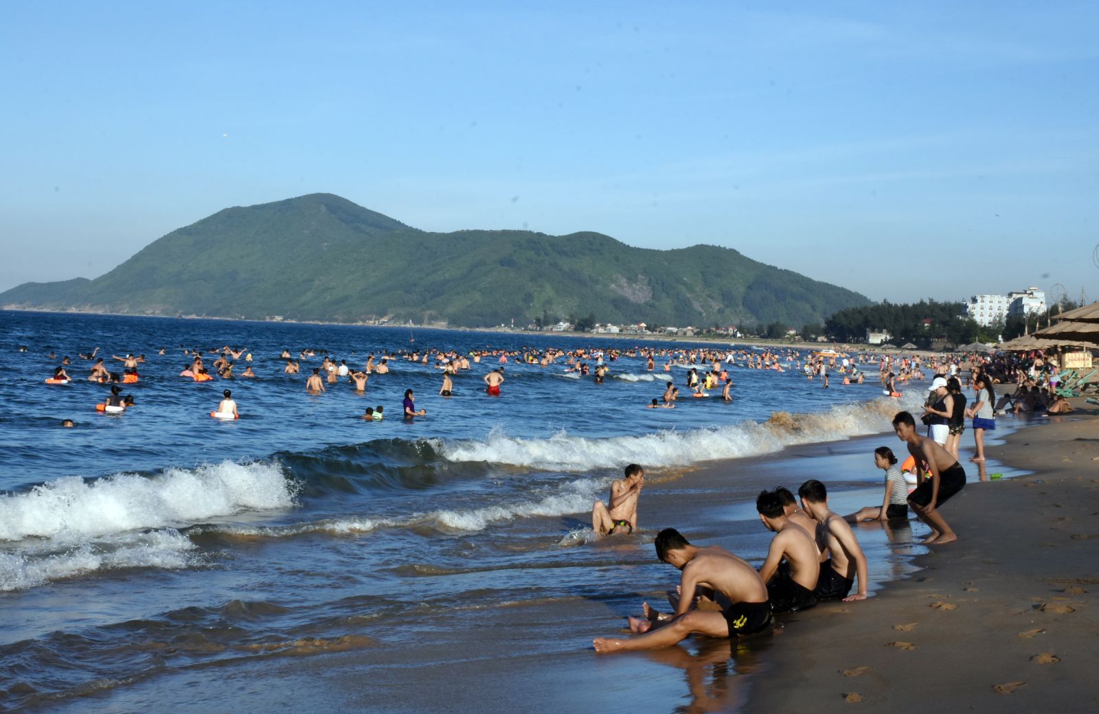 Du khách đã trở lại biển Thiên Cầm (Hà Tĩnh) sau sự cố môi trường biển hồi tháng 4/2016.<br>