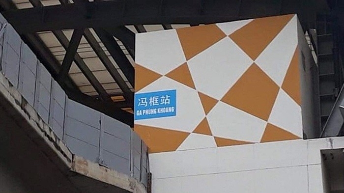 Đề nghị tháo dỡ biển báo tiếng Trung Quốc ở đường sắt Cát Linh - Hà Đông.