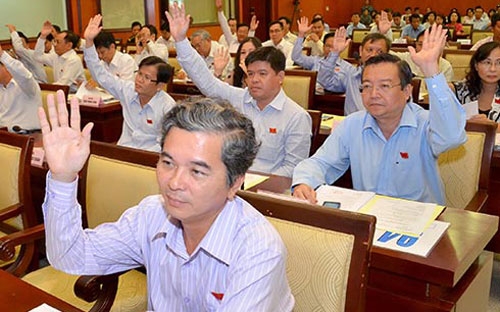 Các đại biểu Hội đồng nhân dân Tp.HCM biểu quyết thông qua đề án chính quyền đô thị.<br>