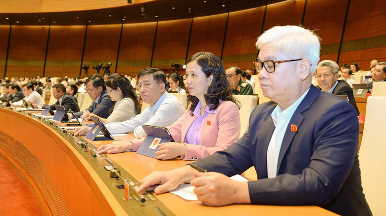 Đại biểu Quốc hội biểu quyết thông qua Nghị quyết về dự toán ngân sách nhà nước năm 2021 - Ảnh: VGP