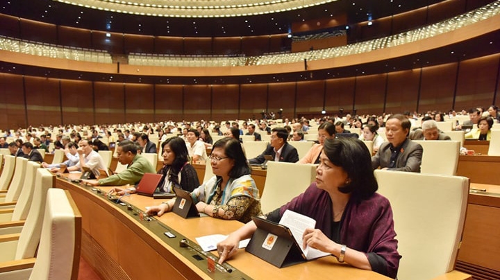 Quốc hội bấm nút thông qua dự thảo luật - Ảnh: Quang Phúc. 