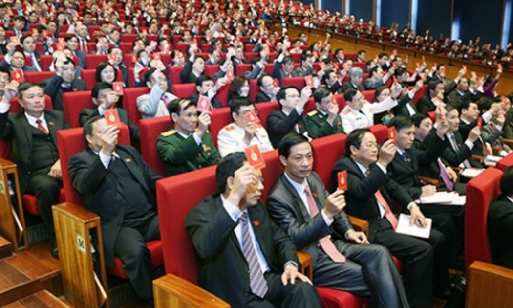 Đại biểu biểu quyết tại Đại hội Đảng lần thứ12.