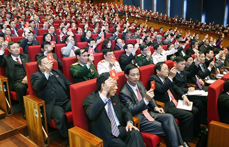 Đại biểu biểu quyết tại Đại hội Đảng lần thứ12.