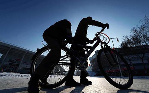 Ở Trung Quốc, xe đạp không hẳn là phương tiện di chuyển của người nghèo - <i>Ảnh: Scmp</i>.<br>