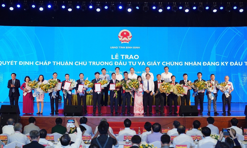 Dưới sự chứng kiến của Thủ tướng Nguyễn Xuân Phúc, UBND tỉnh Bình Định đã trao quyết định chấp thuận chủ trương đầu tư, giấy chứng nhận đăng ký đầu tư cho 15 dự án với tổng số vốn 36.252 tỷ đồng.