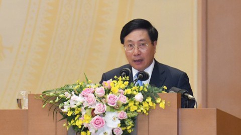 Phó thủ tướng Phạm Binh Minh trình bày báo cáo kiểm điểm công tác chỉ đạo, điều hành của Chính phủ năm 2018.