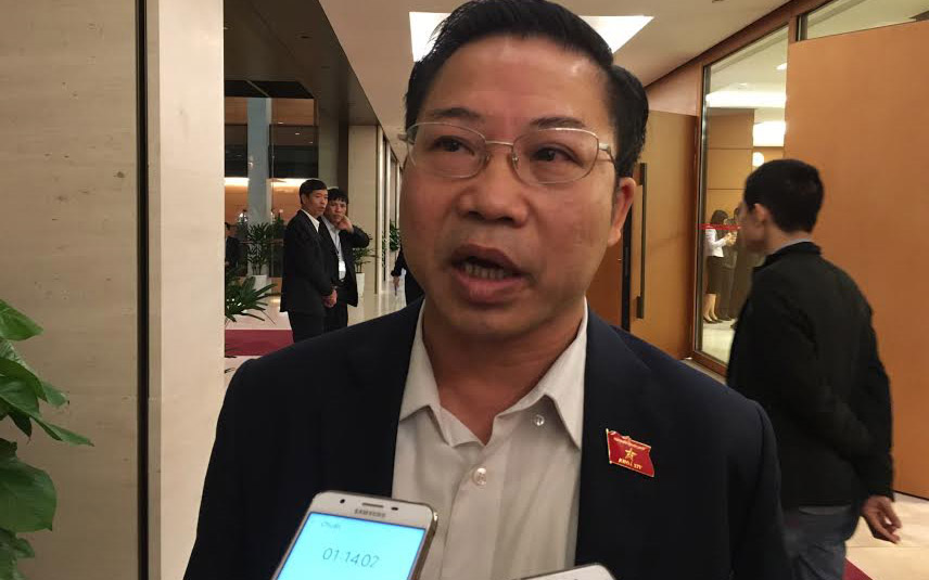 Đại biểu Lưu Bình Nhưỡng (Bến Tre) trao đổi với báo chí bên hành lang Quốc hội.